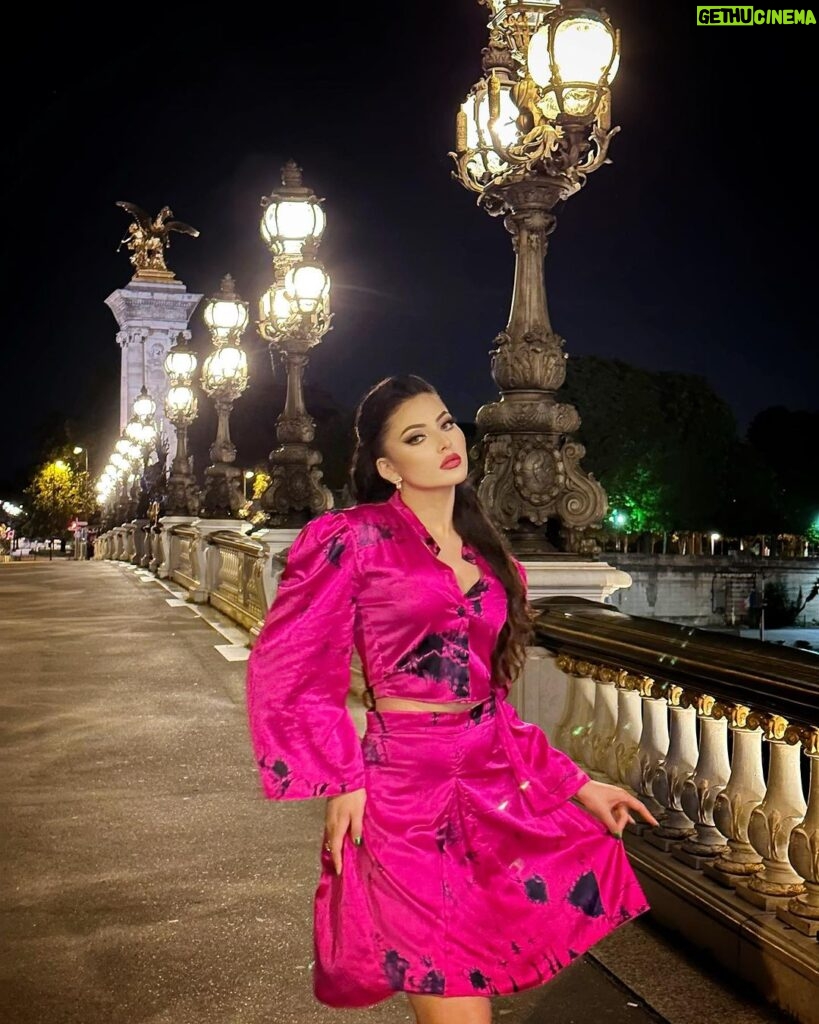 Urvashi Rautela Instagram - Falling in love is easy. Falling in love with the same person repeatedly is extraordinary. 💖💗🩷 ☆ ☆ ☆ ☆ ☆ ☆ ☆ ☆ #love #UrvashiRautela #UR1 Pont Alexandre lll, Paris