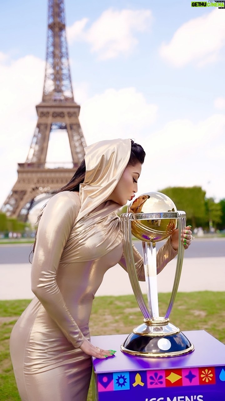 Urvashi Rautela Instagram - Kiss 💋 on your behalf ♥️ #CricketWorldCup 🏆🌍 ☆ ☆ ☆ ☆ ☆ ☆ ☆ ☆ #love #UrvashiRautela #UR1 #cricket #CricketWorldCup #India #paris #france #worldcup #love #UrvashiRautela #reels #reelsinstagram #reelitfeelit #reelkarofeelkaro #reel #reelsvideo #reelsindia #actor #dance #girl #instagood #trending #India #instagram #india #eiffeltower Eiffel Tower - Paris, France