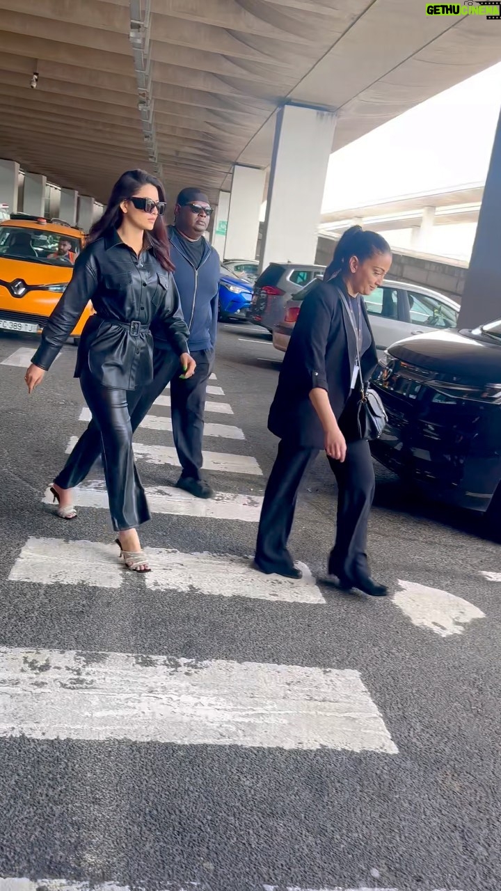 Urvashi Rautela Instagram - Touchdown PARIS 🇫🇷 “Excuse my French, but I’m in France.” ☆ ☆ ☆ ☆ ☆ ☆ ☆ ☆ #love #UrvashiRautela #reels #reelsinstagram #reelitfeelit #reelkarofeelkaro #reel #reelsvideo #reelsindia #actor #dance #girl #instagood #trending #India #instagram #india #cannes #cannesfilmfestival #amfar #pfw #Paris #france Paris-Charles de Gaulle Airport
