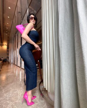 Urvashi Rautela Instagram - That’s #Barbie tingz 🩷💖💘💕💞💓💗
In my Barbie girl era 🎀👛🌸
Off ✈️ for our next film 🎥 shoot in #barbie 👛🎀 style 💕

☆

☆

☆

☆

☆

☆ 

☆

☆

  #love #UrvashiRautela #UR1 #pankajtripathi #barbie