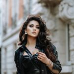 Urvashi Rautela Instagram - All set for Cricket World Cup 🏆 trophy. Glimpses of the silverware here in Paris, France 🇫🇷 as it travels around the globe 🌎 🖤 ☆ ☆ ☆ ☆ ☆ ☆ ☆ ☆ #love #UrvashiRautela #UR1 #cricket #CricketWorldCup #India #paris #france #worldcup Eiffel Tower - Paris, France