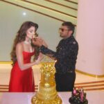 Urvashi Rautela Instagram - #Birthday #BirthdayGirl #24CARATREALGOLDCAKE 🌹❤️ BIRTHDAY CELEBRATIONS ON #LOVEDOSE 2 SETS. Thank you @yoyohoneysingh in the tapestry of my journey, your presence is woven with threads of gratitude. Your tireless efforts and genuine concern for me have crafted a brilliant chapter in my career. Words falter in capturing the depth of my emotions for you. ☆ ☆ ☆ ☆ ☆ ☆ ☆ ☆ #love #UrvashiRautela #UR1 #UR7 #happybirthday #birthday #yoyohoneysingh #yoyo #honeysingh ★ Happy Birthday to You ★