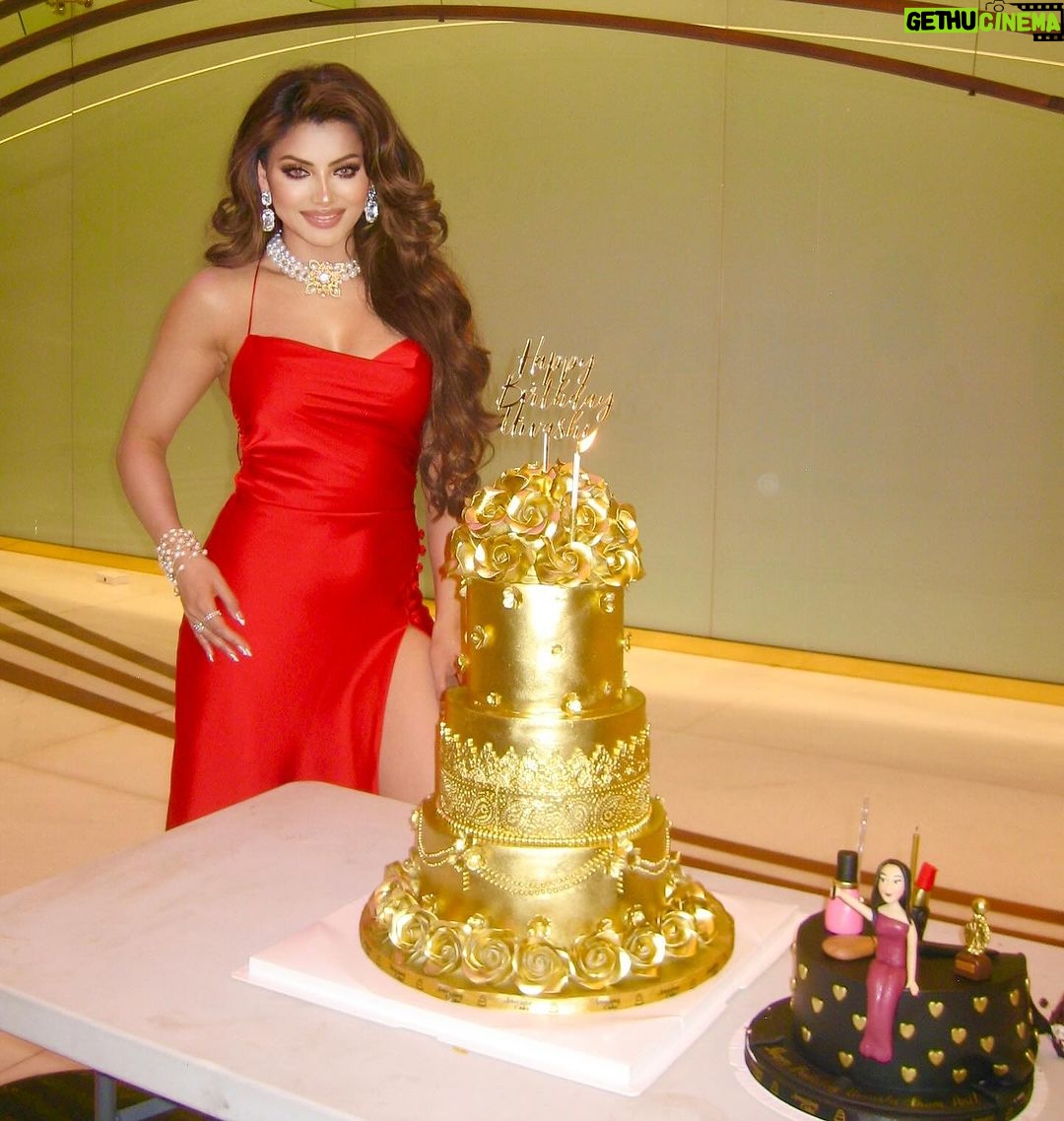 Urvashi Rautela Instagram - #Birthday #BirthdayGirl #24CARATREALGOLDCAKE πΉβ€οΈ BIRTHDAY CELEBRATIONS ON #LOVEDOSE 2 SETS. Thank you @yoyohoneysingh & everyone β€οΈβπ©Ήβ£οΈ @nathannuyts @mirame_jewells @amazingcakedubai @__cinderellascloset__ β β β β β β β β #love #UrvashiRautela #UR1 #UR7 #happybirthday #birthday #yoyohoneysingh #yoyo #honeysingh β
Happy Birthday to You β