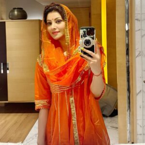 Urvashi Rautela Instagram - Post new 🏡 #poojarituals 🚩🛕 मेरे घर राम आये है: 
मेरे घर राम आये है: 🪔

☆

☆

☆

☆

☆

☆ 

☆

☆

  #love #UrvashiRautela #UR1