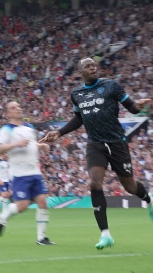 Usain Bolt Instagram - ⚽️ @UsainBolt 
🅰️ @FrancescoTotti 

#SoccerAid