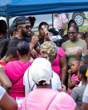 Usain Bolt Instagram - Just kid from the country!!!

Always a joy to give back to my community #Thankul ♾️🙌🏿🎁✨

No matter what I will never forget where I’m from 🔗 

📸 @_jayenigma
