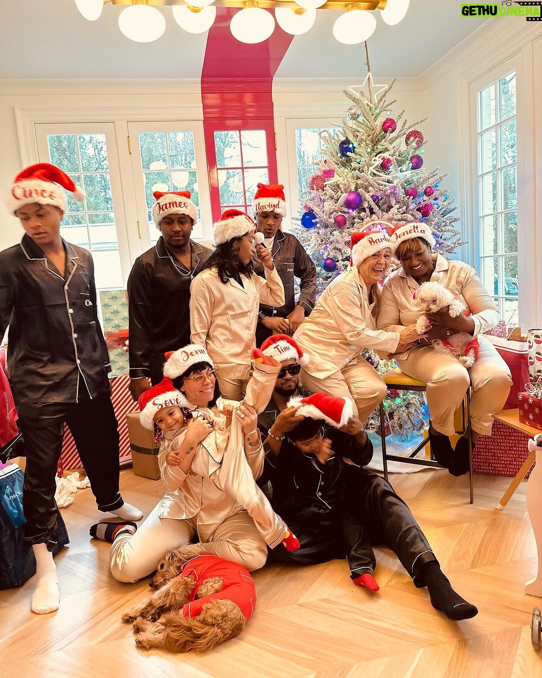 Usher Instagram - Without further ado, Happy Holidays from the Raymondโs ๐
๐พ๐๐