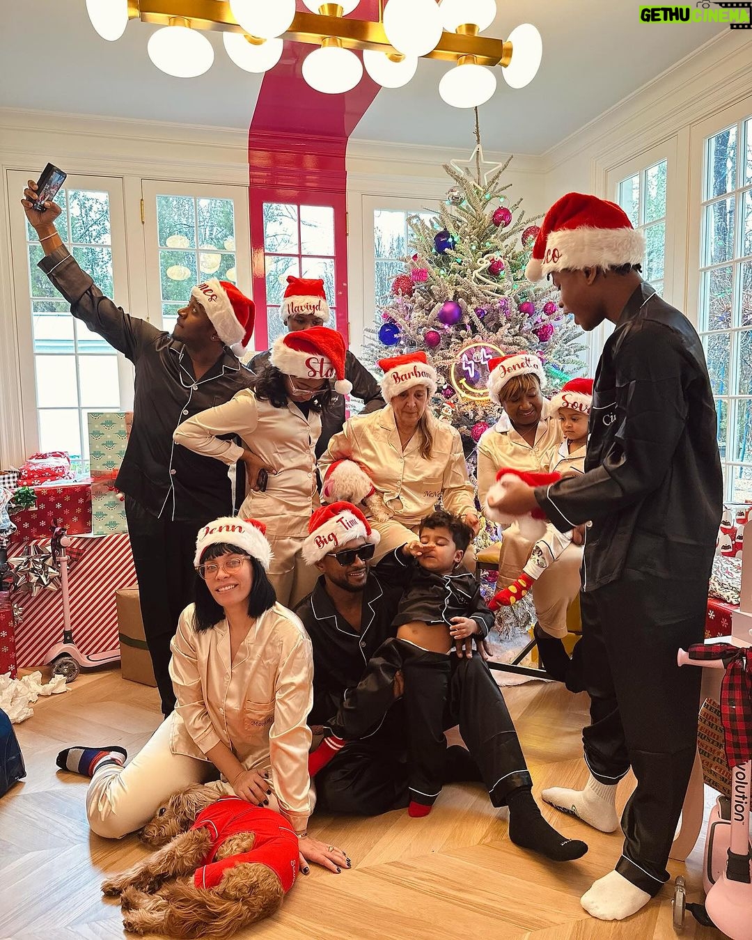 Usher Instagram - Without further ado, Happy Holidays from the Raymondโs ๐
๐พ๐๐