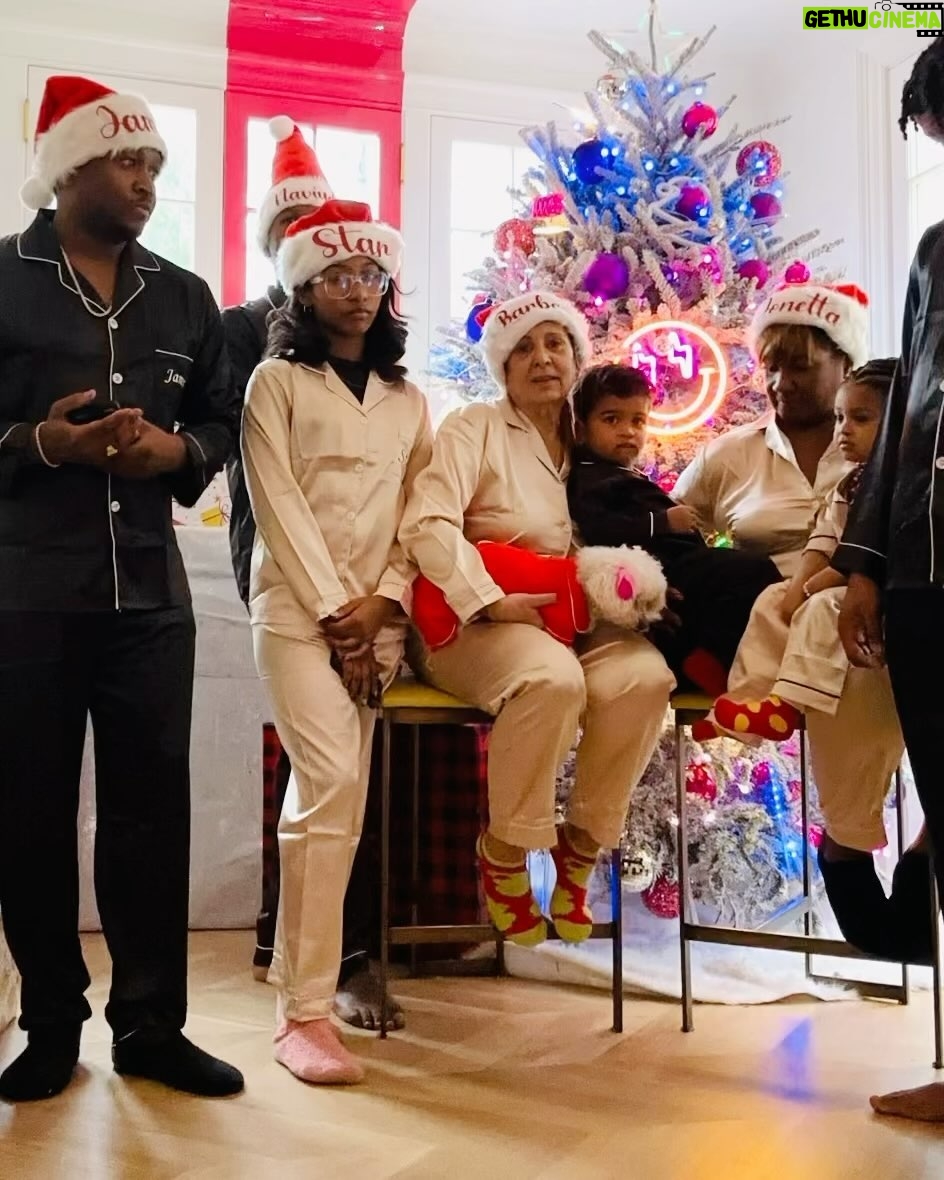 Usher Instagram - Without further ado, Happy Holidays from the Raymondโs ๐
๐พ๐๐