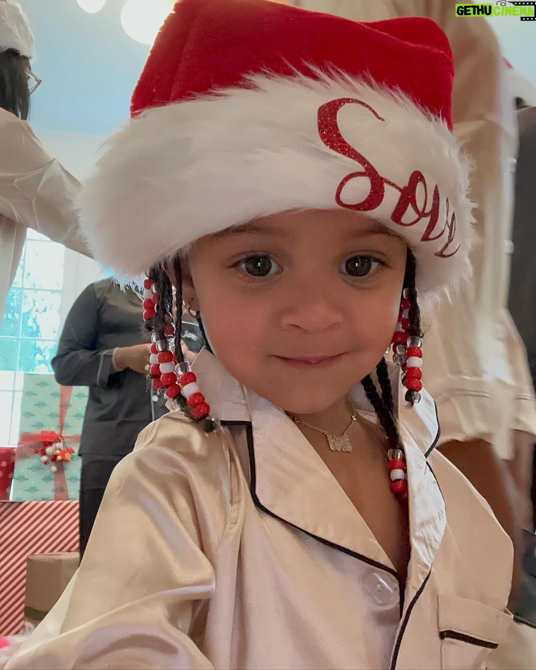 Usher Instagram - Without further ado, Happy Holidays from the Raymondโs ๐
๐พ๐๐
