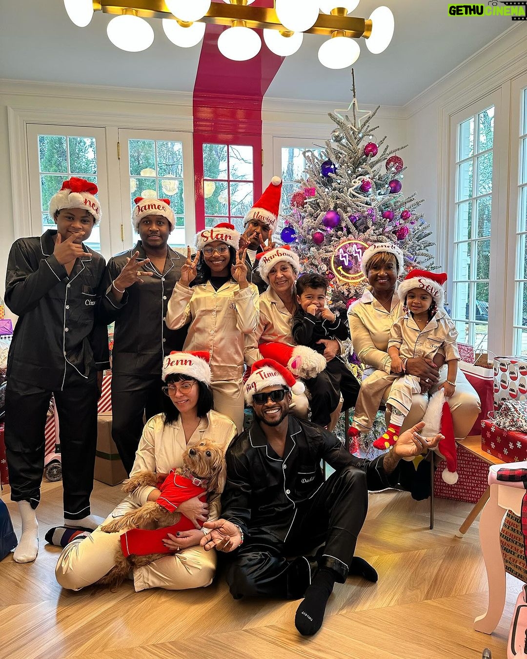 Usher Instagram - Without further ado, Happy Holidays from the Raymondโs ๐
๐พ๐๐