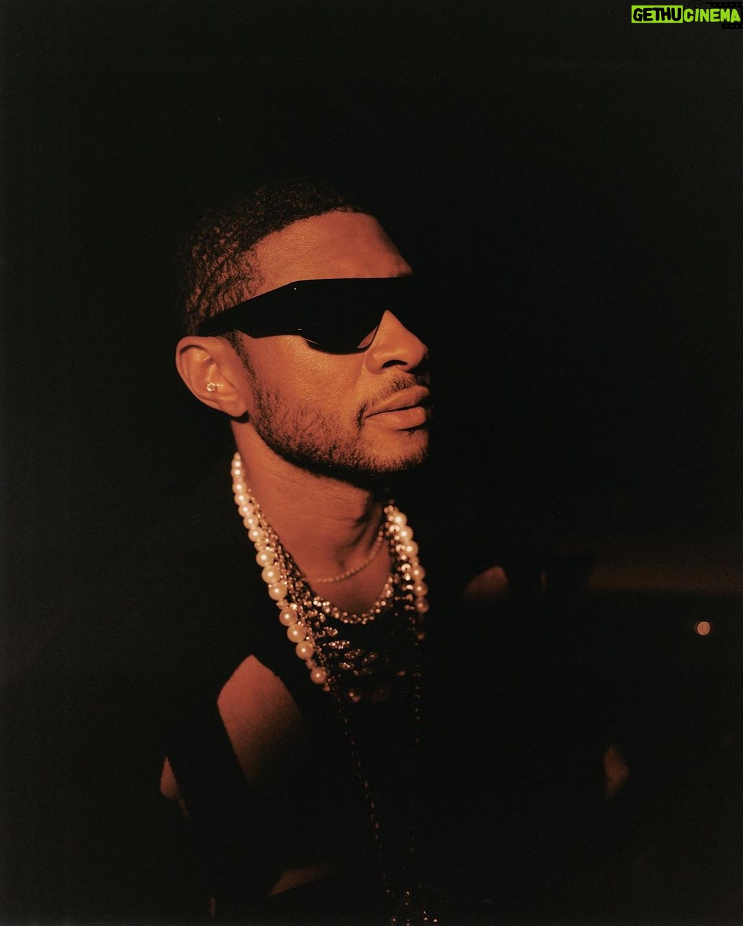 Usher Instagram - @zeitmagazin ππΎ Photos: @philipdanielducasse Styling: @jan.quammie @thewallgroup Writer: @moritzvonuslar Production: @rhiannarule Grooming: Shawn Shizz Porter Make-up: @upscale_artistry Light: Christian Koepenick Photo assistants: Eric Guideng, Eddie Yan Styling assistants: Amelie Apel, Chanti Walker, Sean Barnes Tailor Natalie Knuth