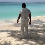 Usher Instagram - Stepped away to clear my mind ✌🏾