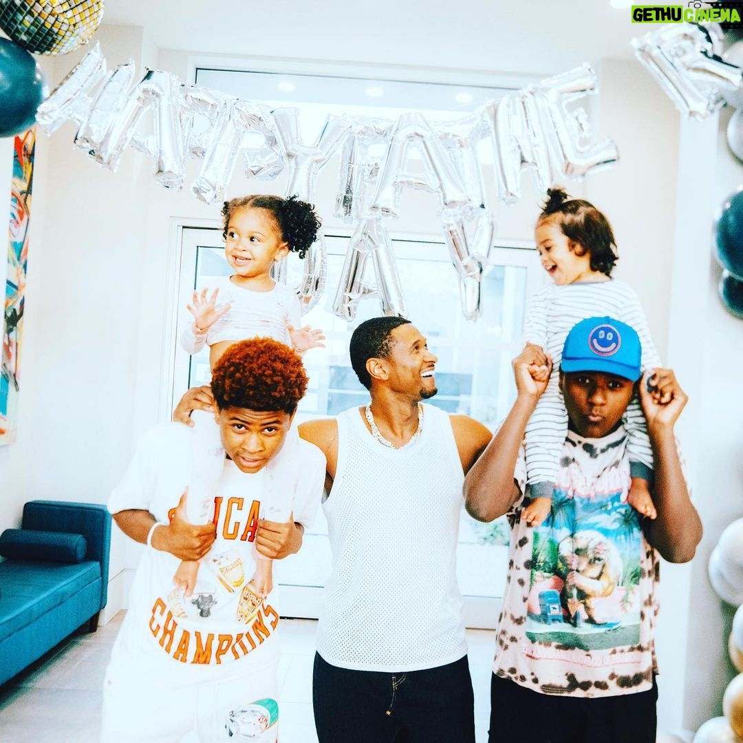 Usher Instagram - Hold on to them while you can mannn…😌 BIGS & littles
