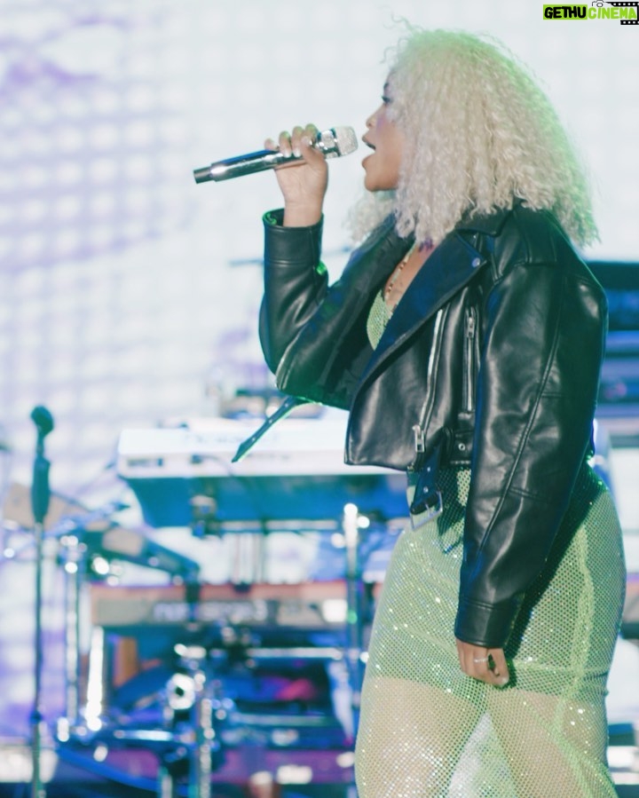 Usher Instagram - @rootspicnic was LIT! Major shoutout to my brothers @questlove and @blackthought for allowing me to bless this stage. Also, thank you so much to my beautiful and talented sisters in music @jazminesullivan and @therealeve for joining me. Until next time, Philly✌🏾