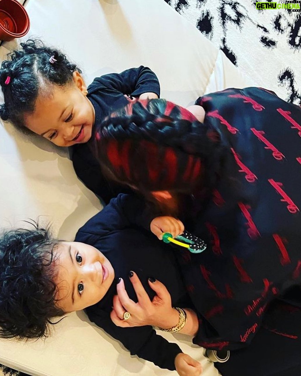 Usher Instagram - Happy Mother’s Day to these three incredible women in my life ❤️ Thank you for the gifts you've given. I appreciate you. Today is a celebration for all the mothers out there and those women who may not have had their own children, but are mothers by nature. I’m also sending love to those who may have lost a mother. Let’s celebrate what it is to be a nurturer…to be a mother 🙏🏾