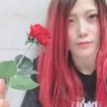 Utami Hayashishita Instagram – 朱里さんから想いのこもってそうな薔薇もらった🌹
#STARDOM
#QQ