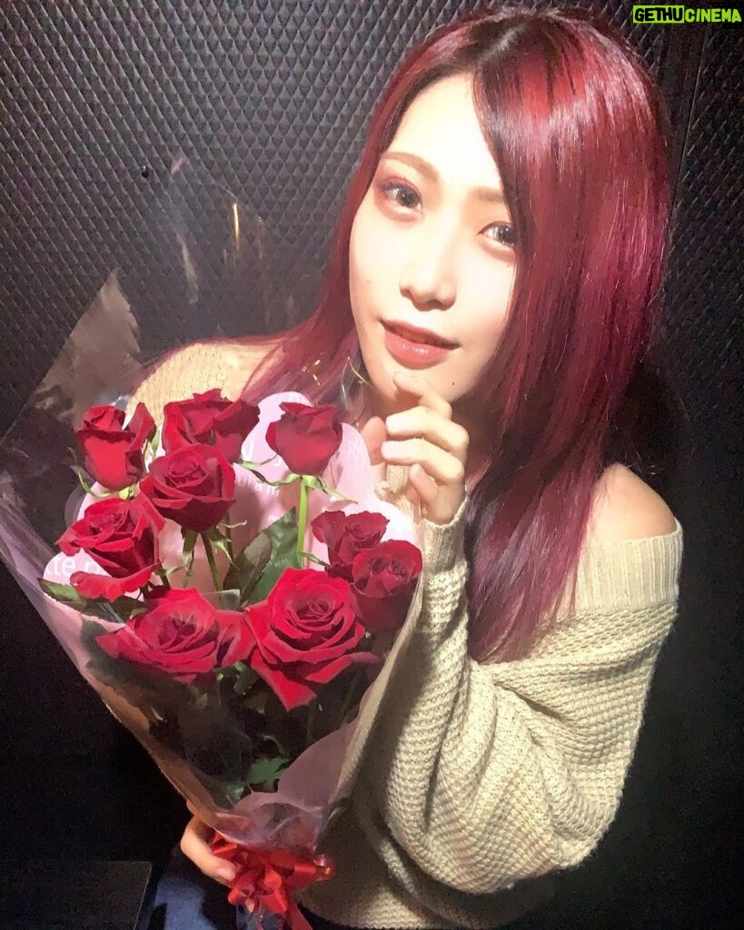 Utami Hayashishita Instagram - 赤のベルト戴冠祝いに赤い薔薇9本頂きました！ QQ！ ありがとうございます🌹 #STARDOM #QQ