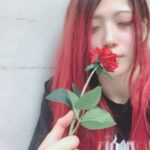 Utami Hayashishita Instagram – 朱里さんから想いのこもってそうな薔薇もらった🌹
#STARDOM
#QQ