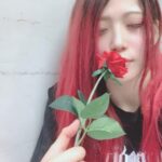 Utami Hayashishita Instagram - 朱里さんから想いのこもってそうな薔薇もらった🌹 #STARDOM #QQ