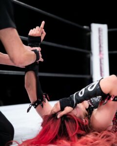Utami Hayashishita Instagram - 第13代ワールドオブスターダムチャンピオン . 岩谷麻優強かった、強すぎた 本当にタフでゾンビのような人 これから先は任せてください . 新時代のSTARDOMのリーダーになる . ありがとう🌹
