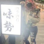 Utami Hayashishita Instagram - 味勢 . うちの次男あつしが居ます 餃子が美味しかった🌹 . 普段はポスター貼らないらしいのですが、特別にSTARDOMのポスターを貼っていただけました！ 派手にサインさせていただきました✨ . . 岩手来ましたらぜひ✨ . 味勢　【あじせい】