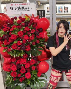 Utami Hayashishita Instagram - デビュー4周年
.
5年目も色んな林下詩美をおみせします
.
みんなありがとう-🌹
.
.
.
#STARDOM
#QQ