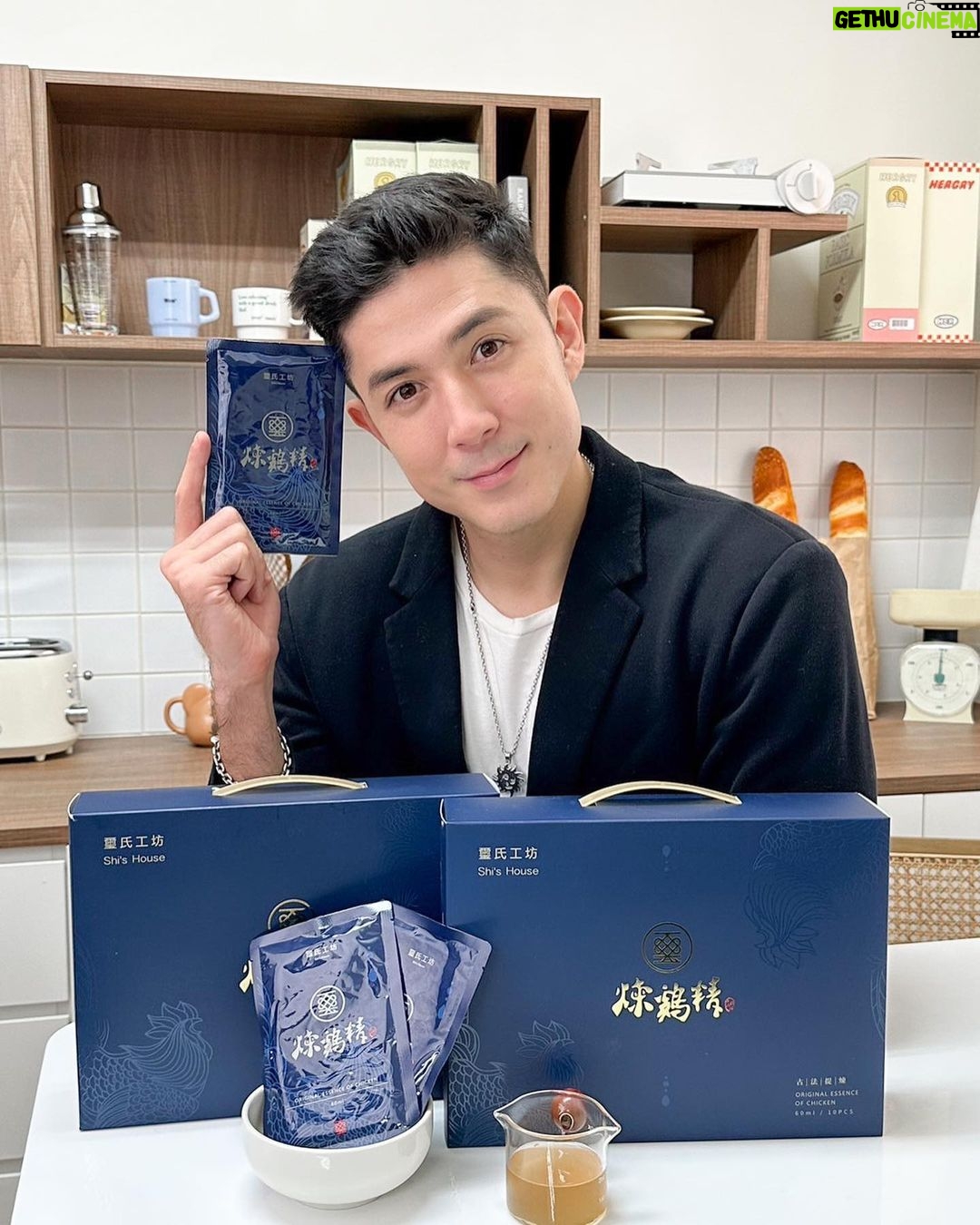 Uyan Tien Instagram - 在巴西長大的我,其實對雞精這個產品很陌生,我是來台灣之後才發現它的好處! 今天就是要跟大家介紹在我心目中第一名的雞精 Shi's House 璽氏工坊 #煉雞精! 有時候出外景特別累就會熱一包,或在健身房運動過度回家後一定要補充一包,減緩我強化訓練後肌肉酸痛的感覺😫 從包裝看得出來是高品質的產品,而且包裝好看就適合當什麼? #伴手禮! 不要一輩子買太陽餅送給外國朋友哈哈,可以對身體很好又有一點創意啦! 而且 #璽氏煉雞精 很健康,特別香,非常好喝😋 還是第一個榮獲台中十大伴手禮首獎的雞精品牌👏👏👏 你放在冰箱,滿滿膠質”遇冷”會結涷! 這樣才知道是最純正的雞精! 豐富的蛋白質營養補給、BCAA減緩疲勞感 我現在都定期寄煉雞精給我媽媽 零脂肪、零膽固醇也不會擔心熱量高有負擔 這些效果都擠在一小包裡!你們還不喝嗎⁉️ 我送給我身邊的朋友也都開始喝😂 #ShisHouse #璽氏工坊 #雞精 #滴雞精 Taipei, Taiwan