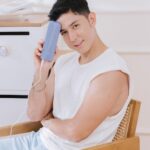Uyan Tien Instagram - 夏天到了大家熱死，身體毛很多流汗就真的很黏很煩 ～ 所以今天要來介紹給大家這款超厲害的 ULIKE 居家冰點除毛儀！不要在那邊用我家巴西熱蠟痛死來除毛哈哈 雖然 是我巴西知名的服務，但這款 Ulike 讓我真的嚇到 ～我還記得以前在巴西當游泳選手都必須要把全身體的毛剃光，要不是用刮鬍刀花太多時間就是巴西熱蠟，痛得要命 ～ Ulike除毛一點都不痛，冰涼涼 除完沒有小黑點，還可以除私密處哦 ~ 產品的包裝很好看，也很適合留著為了收納您的ULIKE 跟他的配件，像充電線，墨鏡，等等！ 方便、安全、冰冰涼，不痛也不傷害皮膚的除毛方式還真的大推給大家去體驗！ Ulike冰點除毛儀折扣碼：ULIKETWY，立減600 Ulike官網連結：https://bit.ly/3YSR0jb 現在買ulike還免費送電動牙刷*1，蘆薈膠*1，牙刷頭*1，刮毛刀*1，護目鏡*1，U型枕*1(買1贈6） @ulike.taiwan #Ulike除毛儀 #藍寶石冰點脫毛儀 #居家除毛 #男性除毛