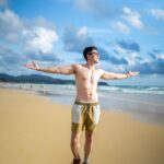 Uyan Tien Instagram - 準備開 YT 的我😂 ～ 這次來泰國很開心，畢竟11年沒回來！以前住在泰國都留在曼谷 完全沒有去其他地方玩，所以呢，這次來，也有另外一個目標，開YT！快找 YT 打 @uyan 然後去訂閱！ 我目前沒有影片但我會開始發 SHORTS！嘻嘻 我來慢慢加入 YT 的世界，用 VLOG 的方式分享我常去玩的地方！希望大家可以支持、跟我一起上山下海出國看美景吃好吃的！畢竟我是自拍自後製自調色自全來所以需要大家的正面能量 xD ～ 記住咯👇 快去 YT @uyan 我會先發shorts！ #shorts #phuket #thailand Karon Beach Phuket