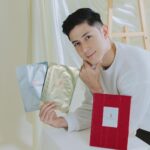 Uyan Tien Instagram - 說到面膜，真的已經成為日常保養必須來顧到的步驟！我們的臉就算是一種名片，一出門，世界是面對您的臉部呀！「但是舞陽，我出門戴墨鏡戴口罩沒人看我的臉啊」，錯！肌膚的健康還是很重要呀，不管怎麼樣，就是要好好保養！所以今天帶大家認識我近期開始使用的面膜叫@畫面Facefocus > https://bmai.cc/5458c7 從包裝就看得出來是高品質👍 超美的，像過年要搶來的紅包！ 但有沒有發現我手上拿著，兩種產品！一個銀色一個金色！ 你問我差別在哪裡？我來 ～ 金色+銀色是 #富勒烯生物纖維面頸膜！MIT第一款添加日本認證有效濃度的面頸膜 適合1週一次，您沒看錯，一個禮拜敷一次而已！它是大保養的面膜！添加了�抗老界愛馬仕成份日美雙富勒烯，敷一片等於擦一瓶精華液 可以全面對抗老化，撫平細紋、 緊緻修護，敷完皮膚整個亮起來，睡一覺隔天皮膚還水嫩嫩的～ 榮獲各大媒體好評推薦！ 這麼厲害的面膜，很適合重要場合前一天敷，隔天上妝非常服貼，狀態超好！😍👍 那第二個小盒的面膜呢？ 您猜對的，如果金銀色是一週一次，那這盒就是⋯ 日常可敷！！ #富勒烯全效賦活面膜 精細纖維打造的水針布膜 能幫肌膚深層修護、鎖水保濕、彈潤光澤，醫美術後也可以敷 這兩款面膜敷起來，臉就會亮起來🌟夏天到了面膜放冰箱敷，冰冰涼涼很舒服哦～ 推薦大家一起敷 #畫面面膜 讓肌膚年齡永遠停留在最美的時刻！ 現在官網註冊會員可以現折$300 千萬別錯過👉 https://bmai.cc/5458c7 #畫面Facefocus #facefocus