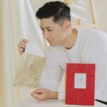 Uyan Tien Instagram - 說到面膜，真的已經成為日常保養必須來顧到的步驟！我們的臉就算是一種名片，一出門，世界是面對您的臉部呀！「但是舞陽，我出門戴墨鏡戴口罩沒人看我的臉啊」，錯！肌膚的健康還是很重要呀，不管怎麼樣，就是要好好保養！所以今天帶大家認識我近期開始使用的面膜叫@畫面Facefocus > https://bmai.cc/5458c7 從包裝就看得出來是高品質👍 超美的，像過年要搶來的紅包！ 但有沒有發現我手上拿著，兩種產品！一個銀色一個金色！ 你問我差別在哪裡？我來 ～ 金色+銀色是 #富勒烯生物纖維面頸膜！MIT第一款添加日本認證有效濃度的面頸膜 適合1週一次，您沒看錯，一個禮拜敷一次而已！它是大保養的面膜！添加了�抗老界愛馬仕成份日美雙富勒烯，敷一片等於擦一瓶精華液 可以全面對抗老化，撫平細紋、 緊緻修護，敷完皮膚整個亮起來，睡一覺隔天皮膚還水嫩嫩的～ 榮獲各大媒體好評推薦！ 這麼厲害的面膜，很適合重要場合前一天敷，隔天上妝非常服貼，狀態超好！😍👍 那第二個小盒的面膜呢？ 您猜對的，如果金銀色是一週一次，那這盒就是⋯ 日常可敷！！ #富勒烯全效賦活面膜 精細纖維打造的水針布膜 能幫肌膚深層修護、鎖水保濕、彈潤光澤，醫美術後也可以敷 這兩款面膜敷起來，臉就會亮起來🌟夏天到了面膜放冰箱敷，冰冰涼涼很舒服哦～ 推薦大家一起敷 #畫面面膜 讓肌膚年齡永遠停留在最美的時刻！ 現在官網註冊會員可以現折$300 千萬別錯過👉 https://bmai.cc/5458c7 #畫面Facefocus #facefocus