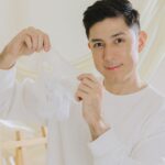 Uyan Tien Instagram - 說到面膜，真的已經成為日常保養必須來顧到的步驟！我們的臉就算是一種名片，一出門，世界是面對您的臉部呀！「但是舞陽，我出門戴墨鏡戴口罩沒人看我的臉啊」，錯！肌膚的健康還是很重要呀，不管怎麼樣，就是要好好保養！所以今天帶大家認識我近期開始使用的面膜叫@畫面Facefocus > https://bmai.cc/5458c7 從包裝就看得出來是高品質👍 超美的，像過年要搶來的紅包！ 但有沒有發現我手上拿著，兩種產品！一個銀色一個金色！ 你問我差別在哪裡？我來 ～ 金色+銀色是 #富勒烯生物纖維面頸膜！MIT第一款添加日本認證有效濃度的面頸膜 適合1週一次，您沒看錯，一個禮拜敷一次而已！它是大保養的面膜！添加了�抗老界愛馬仕成份日美雙富勒烯，敷一片等於擦一瓶精華液 可以全面對抗老化，撫平細紋、 緊緻修護，敷完皮膚整個亮起來，睡一覺隔天皮膚還水嫩嫩的～ 榮獲各大媒體好評推薦！ 這麼厲害的面膜，很適合重要場合前一天敷，隔天上妝非常服貼，狀態超好！😍👍 那第二個小盒的面膜呢？ 您猜對的，如果金銀色是一週一次，那這盒就是⋯ 日常可敷！！ #富勒烯全效賦活面膜 精細纖維打造的水針布膜 能幫肌膚深層修護、鎖水保濕、彈潤光澤，醫美術後也可以敷 這兩款面膜敷起來，臉就會亮起來🌟夏天到了面膜放冰箱敷，冰冰涼涼很舒服哦～ 推薦大家一起敷 #畫面面膜 讓肌膚年齡永遠停留在最美的時刻！ 現在官網註冊會員可以現折$300 千萬別錯過👉 https://bmai.cc/5458c7 #畫面Facefocus #facefocus