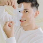 Uyan Tien Instagram - 說到面膜，真的已經成為日常保養必須來顧到的步驟！我們的臉就算是一種名片，一出門，世界是面對您的臉部呀！「但是舞陽，我出門戴墨鏡戴口罩沒人看我的臉啊」，錯！肌膚的健康還是很重要呀，不管怎麼樣，就是要好好保養！所以今天帶大家認識我近期開始使用的面膜叫@畫面Facefocus > https://bmai.cc/5458c7 從包裝就看得出來是高品質👍 超美的，像過年要搶來的紅包！ 但有沒有發現我手上拿著，兩種產品！一個銀色一個金色！ 你問我差別在哪裡？我來 ～ 金色+銀色是 #富勒烯生物纖維面頸膜！MIT第一款添加日本認證有效濃度的面頸膜 適合1週一次，您沒看錯，一個禮拜敷一次而已！它是大保養的面膜！添加了�抗老界愛馬仕成份日美雙富勒烯，敷一片等於擦一瓶精華液 可以全面對抗老化，撫平細紋、 緊緻修護，敷完皮膚整個亮起來，睡一覺隔天皮膚還水嫩嫩的～ 榮獲各大媒體好評推薦！ 這麼厲害的面膜，很適合重要場合前一天敷，隔天上妝非常服貼，狀態超好！😍👍 那第二個小盒的面膜呢？ 您猜對的，如果金銀色是一週一次，那這盒就是⋯ 日常可敷！！ #富勒烯全效賦活面膜 精細纖維打造的水針布膜 能幫肌膚深層修護、鎖水保濕、彈潤光澤，醫美術後也可以敷 這兩款面膜敷起來，臉就會亮起來🌟夏天到了面膜放冰箱敷，冰冰涼涼很舒服哦～ 推薦大家一起敷 #畫面面膜 讓肌膚年齡永遠停留在最美的時刻！ 現在官網註冊會員可以現折$300 千萬別錯過👉 https://bmai.cc/5458c7 #畫面Facefocus #facefocus