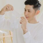 Uyan Tien Instagram - 說到面膜，真的已經成為日常保養必須來顧到的步驟！我們的臉就算是一種名片，一出門，世界是面對您的臉部呀！「但是舞陽，我出門戴墨鏡戴口罩沒人看我的臉啊」，錯！肌膚的健康還是很重要呀，不管怎麼樣，就是要好好保養！所以今天帶大家認識我近期開始使用的面膜叫@畫面Facefocus > https://bmai.cc/5458c7 從包裝就看得出來是高品質👍 超美的，像過年要搶來的紅包！ 但有沒有發現我手上拿著，兩種產品！一個銀色一個金色！ 你問我差別在哪裡？我來 ～ 金色+銀色是 #富勒烯生物纖維面頸膜！MIT第一款添加日本認證有效濃度的面頸膜 適合1週一次，您沒看錯，一個禮拜敷一次而已！它是大保養的面膜！添加了�抗老界愛馬仕成份日美雙富勒烯，敷一片等於擦一瓶精華液 可以全面對抗老化，撫平細紋、 緊緻修護，敷完皮膚整個亮起來，睡一覺隔天皮膚還水嫩嫩的～ 榮獲各大媒體好評推薦！ 這麼厲害的面膜，很適合重要場合前一天敷，隔天上妝非常服貼，狀態超好！😍👍 那第二個小盒的面膜呢？ 您猜對的，如果金銀色是一週一次，那這盒就是⋯ 日常可敷！！ #富勒烯全效賦活面膜 精細纖維打造的水針布膜 能幫肌膚深層修護、鎖水保濕、彈潤光澤，醫美術後也可以敷 這兩款面膜敷起來，臉就會亮起來🌟夏天到了面膜放冰箱敷，冰冰涼涼很舒服哦～ 推薦大家一起敷 #畫面面膜 讓肌膚年齡永遠停留在最美的時刻！ 現在官網註冊會員可以現折$300 千萬別錯過👉 https://bmai.cc/5458c7 #畫面Facefocus #facefocus