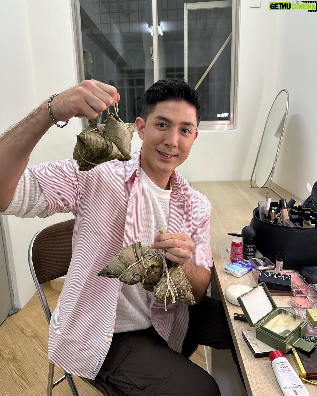 Uyan Tien Instagram - 祝大家端午節愉快!! 工作中經紀人帶粽子給大吃,好會做人哈哈!還有好多天的假期,大家多吃飽一點! 但我在減肥,只能吃一顆🤣! #端午節
