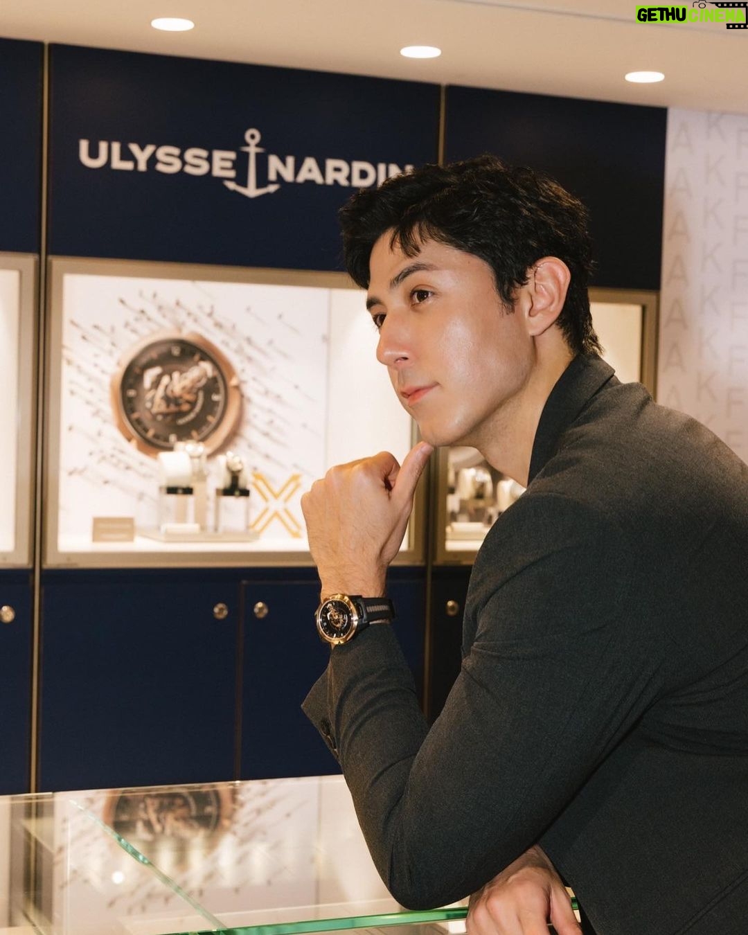 Uyan Tien Instagram - #freakone #ulyssenardin #奇想腕錶 #雅典錶 #noboundaries #phtwatch ⌚️ 時間,就是會讓我想辦法好好珍惜每一個時刻,就像錶,會一直不停的提醒時間很重要!所以呢,身上帶著錶,就是一種尊重自己的時間! 今天就很榮幸來拜訪雅典錶Ulysse Nardin在寶鴻堂台北旗艦店的專櫃 ~ 只能說,心動了 ~ 💓 首先說,他們的歷史實在太有趣了,Ulysse Nardin在瑞士出生長大的,跟父親學到了好多關於錶的技術,然後在23歲就開了自己的公司! 因為本身出的產品實在太頂級,品質不輸給任何其他品牌,有非常的準度,都被50國的海軍來選當他們的指定的航海時計! 100多年的歷史,Ulysse Nardin 得獎4300次,也拿到了18個國際比賽的金牌!實在太厲害了 這次很開心親眼看了,也上手拍了他們幾款很特別的錶款,根本不用再說設計的多好,但自己在網路查過資料後,很意外的發現,Ulysses Nardin也有回饋給地球很棒的規劃,例如:保護海洋鯊魚的規劃,跟協助海上的塑料污染的問題!這麼有歷史,知名,質感的名牌,還用心在乎地球的,實在很少見~個人覺得很加分~ 希望大家可以通過這篇文章來多了解瑞士來的Ulysse Nardin!