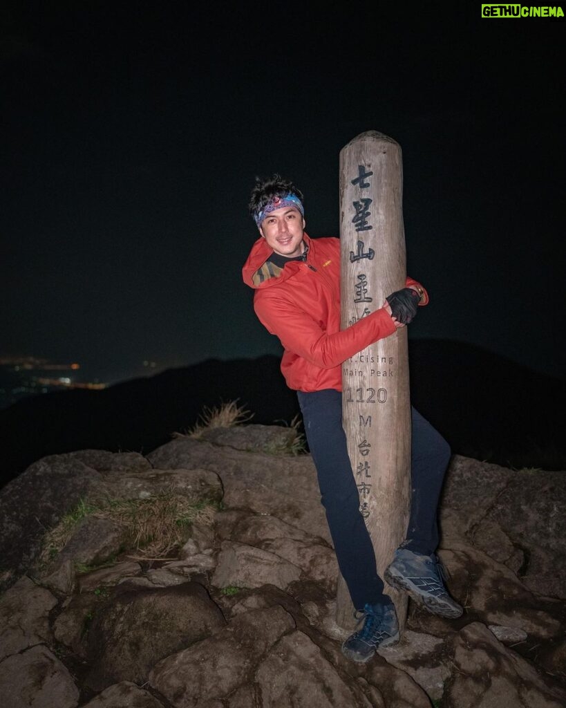 Uyan Tien Instagram - 成為北部台北最高的山，七星山真的很好走。不難，漂亮，友善，安全。而且拍風景真的很加分！你們喜歡哪一張？唯一的缺點是有時候小蚊子小飛蟲多到連一張照片無法開眼睛拍，不然東西會飛進去。我要去買一個頭網來解決這個問題😂 七星山主峰