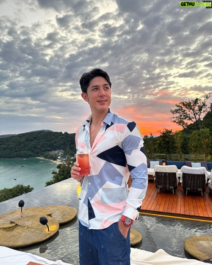 Uyan Tien Instagram - 誰喜歡看海景？ 普吉島的Akoya ～ 這邊看風景放鬆吃美食喝酒 非常的推薦～ 太漂亮 ～ 🌅 —————————————— #普吉島 #phuket #thailand #skybar