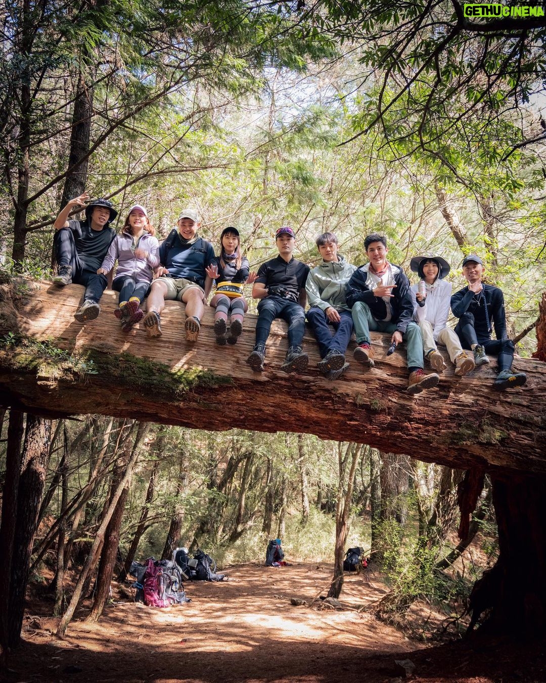 Uyan Tien Instagram - 這次去爬閂山鈴鳴實在太酷了!2天總共40公里,每一天20公里左右~ 很多很有趣的景象!這幾天我來多多分享給大家 (⁎⁍̴̛ᴗ⁍̴̛⁎) 誰想爬過閂山? ——————————————— #登山 #爬山 #百岳 #閂山鈴鳴 閂山鈴鳴山