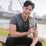 Uyan Tien Instagram - 好物介紹時間到！ 而且這次的好物跟我有一個共同點就是，運動！ 🥊🥊 https://funcare.net/iZAZ2 相信朋友們如果有仔細關注我的social media，像是FB、IG等… 我常常分享去健身房的限時動態或體驗台灣的爬山戶外活動🧗🧗 像是從去年開始去了阿里山、嘉義、馬祖， 最近一直開始搜集百岳，像去武陵四秀玩！ 問題是，從過年後到現在，又接了好多外景， 邊工作邊跑戶外活動，雖然很好玩充實， 但常常會把我練身體的規劃打亂， 有時2-3禮拜偷懶沒好好運動，就會發現肚子越來越大哈哈～ 這時候，看到最近電視廣告打很大的 #burner極纖錠， 能放大運動成效、提高能量轉換、 增加爆發力、肌肉量…等等的運動表現， 重點是有取得小綠人標章🥇讓我很動心又安心🖤 我想我也能像代言人一樣有吸睛BODY！ 於是好奇來試試看 食用後能如何加乘運動代謝！ 看了官網資料，極纖錠的L-Carnitine(肉酸的意思)有達市售最高濃度～ 這個成分真的滿厲害的，簡單來說L-肉酸是一種幫助身體將囤積油膩轉化為能量的物質， 越多L-肉酸在體內 燃率效率愈好， 可以減少腹部「月旨月方」囤積量； 隨著體內燃率提高、消耗油膩的產能率也愈高！ 鍛鍊時就有更多能量、取得更好的運動方式～ 看完說明後 開始在運動前搭配食用， 食用了幾天真的有感 在運動時特別有力，整個身體感受更有POWER～ 畢竟以前需要先消耗碳水化合物才能消耗到油月旨， 但現在透過極纖錠 就能加速將 FAT 轉為ENERGY 突破我的「肌」限～ 對burner的新廣告第一印象已經很不錯，是我現在搭配健康飲食和規劃運動的新朋友， 會繼續使用它來加強運動效果，也推薦給想要擁有吸睛好身材的你們💪💪 #船井生醫 #船井burner #船井倍熱 #極纖錠 #加倍放大運動成效 #黑色運動限定版