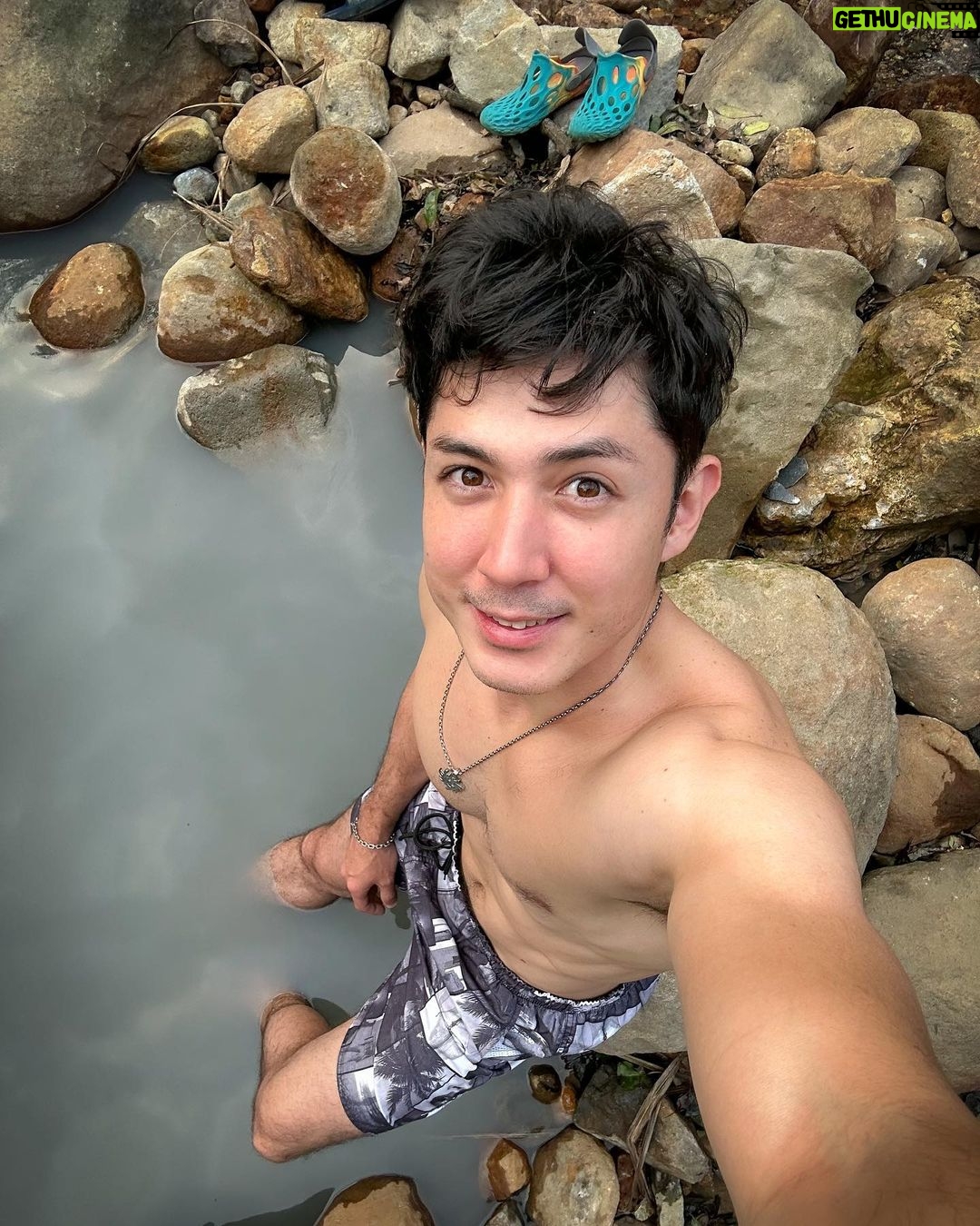 Uyan Tien Instagram - Beautiful wild outdoor hot-spring in Yangmingshan, where the water springs straight from the rock forming nice puddles to bath in ! 第一次來野溪溫泉!太酷了,都可以看到從石頭流出來的水,超燙我的媽呀!一直流下去到第一小水池還是一樣燙~ 要一直往下第二第三小水池我才可以接受的溫度 ~ #溫泉 #泡溫泉 #陽明山 #野溪溫泉 下七股野溪溫泉