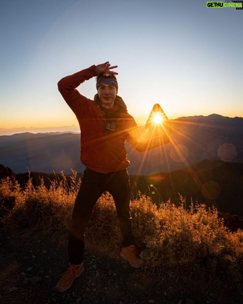 Uyan Tien Instagram - 在陽光底下的我，你最喜歡哪一個pose？哈哈 xD #桃山 的美麗日出！ ~~~~~~~~~~~~~~~~~~~~~~~~~~ Love the warm sunlight on a chilli morning in Tao Mountain ! 武陵四秀-桃山