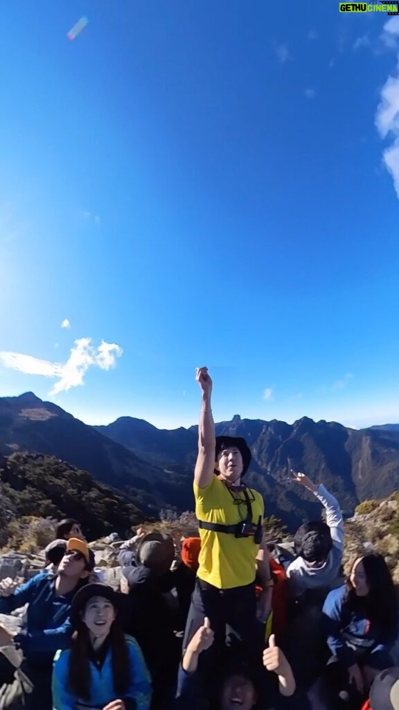 Uyan Tien Instagram - 3天在山上享受百岳的美景，乾淨的空氣，感人的日出和日落！我第一次爬百岳是2020，12月5號去奇萊南華就開始不定期繼續搜集其他山！不關是小，中，高山，都愛上每一段山路的過程！這次我初體驗武陵四秀的幸福！真的很棒，四座山各有特色，池有山的路線很美，印象深刻是地上到處是石頭！品田山也很讚，攀岩的階段實在太刺激！桃山是我遇過離開山屋最近的一座！而且日出超美的！喀拉業山，四大鳥山之一，只能說⋯喘～ 哈哈，但一樣好玩！誰也來過武陵四秀？快簡單分享感想！ ————————————————— @insta360 @merrelltaiwan