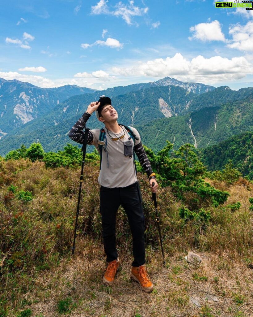 Uyan Tien Instagram - 身邊好多朋友問我到底爬百岳有什麼好玩的，都在在走路走路走路然後最後可能還遇到白牆～ 其實主要的不是登頂，是享受爬長路的過程，不管一個人或跟朋友們，每一步就是在看大自然的畫畫，每一秒就是在聽大自然的音樂。雖然到了山頂看大驚是很棒的surprise，the journey才是最大的禮物，跟人生一樣～ ✨🔥期待2月的武陵四秀～ #百岳 南橫三星