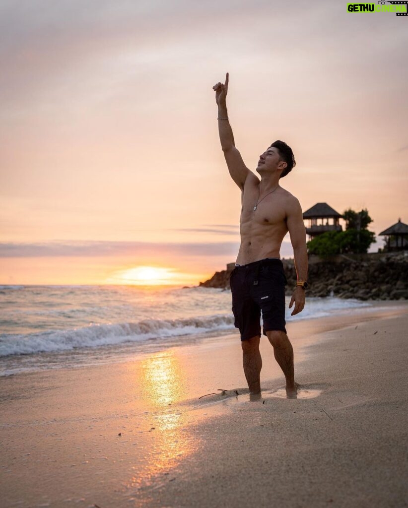 Uyan Tien Instagram - Bring back summer ！ 喜歡陽光的溫暖， 照在沙灘黃金的色調光線 #balitravel