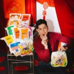 Uyan Tien Instagram - 新的一年就是要從我愛吃的零食開啟快樂！ 來台灣這幾年發現大家過年是不是都會送肉乾呀？但我竟然現在才知道快車肉乾這個品牌，聽說已經在南門市場開了四十幾年了，我怎麼沒有早一點吃到呢！ https://bit.ly/3FYnFef 而且大家都知道我很愛登山，快車肉乾竟然有真空包裝！超適合抓一把放在包包，可以邊爬邊吃補充體力！ 我自己最喜歡吃的是特厚蜜汁肉乾，甜甜的又超厚，他們家光是豬肉乾就有十幾種，我每爬一座山都可以換一次口味耶😂 但除了肉乾以外還有更厲害的，杏仁香脆肉紙！我真的第一次看到耶，吃起來脆脆的不膩，沒想到豬肉竟然可以做的比紙還薄，巴西都沒有！！想要送回巴西給親戚朋友們吃，但不知道肉乾能不能寄出國呀？不能的話也太可惜了，還是我去當代理商好了 呵呵 ～ 沒吃過快車肉乾的人，趁現在快過年了，趕快買來吃看看，真的很好吃呦！ 祝大家2023快樂！身體健康！賺錢賺到兔兔兔🐰！ 🧨https://bit.ly/3FYnFef #快車肉乾 #新年快樂 #年貨兔YOU #送禮自留兩相宜
