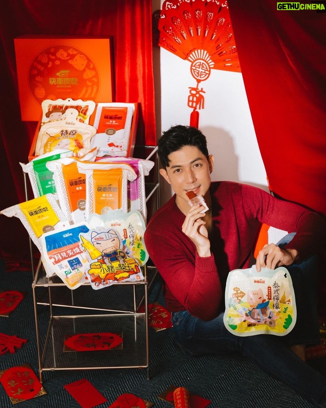 Uyan Tien Instagram - 新的一年就是要從我愛吃的零食開啟快樂! 來台灣這幾年發現大家過年是不是都會送肉乾呀?但我竟然現在才知道快車肉乾這個品牌,聽說已經在南門市場開了四十幾年了,我怎麼沒有早一點吃到呢! https://bit.ly/3FYnFef 而且大家都知道我很愛登山,快車肉乾竟然有真空包裝!超適合抓一把放在包包,可以邊爬邊吃補充體力! 我自己最喜歡吃的是特厚蜜汁肉乾,甜甜的又超厚,他們家光是豬肉乾就有十幾種,我每爬一座山都可以換一次口味耶😂 但除了肉乾以外還有更厲害的,杏仁香脆肉紙!我真的第一次看到耶,吃起來脆脆的不膩,沒想到豬肉竟然可以做的比紙還薄,巴西都沒有!!想要送回巴西給親戚朋友們吃,但不知道肉乾能不能寄出國呀?不能的話也太可惜了,還是我去當代理商好了 呵呵 ~ 沒吃過快車肉乾的人,趁現在快過年了,趕快買來吃看看,真的很好吃呦! 祝大家2023快樂!身體健康!賺錢賺到兔兔兔🐰! 🧨https://bit.ly/3FYnFef #快車肉乾 #新年快樂 #年貨兔YOU #送禮自留兩相宜