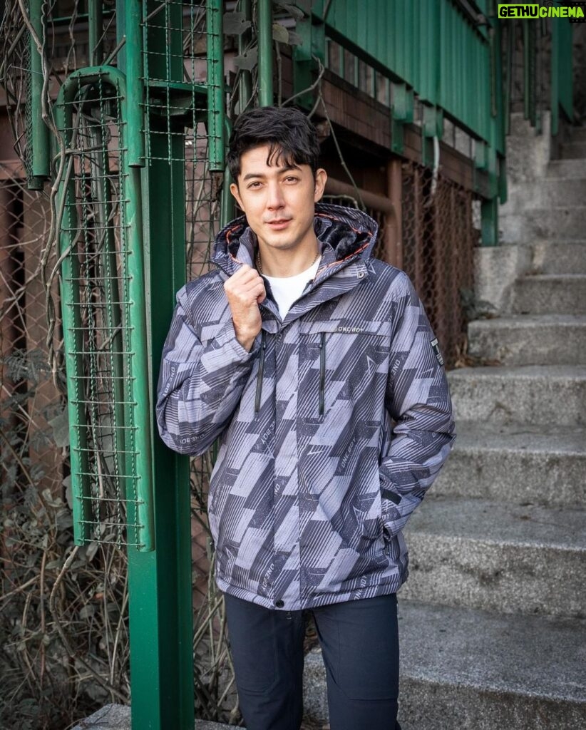Uyan Tien Instagram - 最近很冷一個禮拜就賣了十萬件衝鋒衣，真的好厲害啊😆 https://oneboy.tw/4l9eb 連結👆我發限時動態🔗 我這次穿的是 #經典款禦寒衝鋒衣 當天拍攝的時候只有9度，但是一點都不冷 因爲這件衝鋒衣的CLO蓄熱值高達1.30 加上裏面的北極絨刷毛，可以加強保暖，而且軟軟的很舒服！ 而且外層是防潑水面料，我有在影片測試！ 只要抖一下水都全部滑掉了，真的好神奇👏 如果冬天還少一件多功能的機能外套 ONEBOY衝鋒衣真的是第一的選擇~ #ONEBOY #ONEBOY衝鍷衣 #一穿就暖的ONEBOY衝鋒衣 #用溫度擁抱你