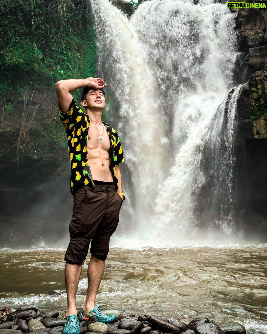 Uyan Tien Instagram - Bali Waterfall ! 這地方蠻酷的,過去很方便,隔壁有酒吧夜店哈哈~ 真的就是在大自然裡,森林的市中心,開趴! #峇里島 #balitravel Tegenungan Waterfall